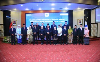 Foto Bersama Menteri Ketenagakerjaan Ida Fauziyah, setelah melantik tujuh anggota Badan Nasional Sertifikasi Profesi (BNSP) untuk periode 2023-2028 dalam sebuah acara yang digelar di Ruang Tri Dharma Kementerian Ketenagakerjaan pada Senin, 13 November 2023. (Doc.Ist)