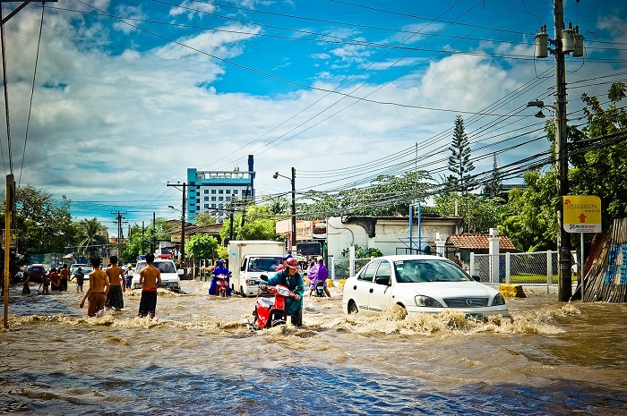 Makna dan arti mimpi banjir besar sering dirasakan beberapa orang. Tetapi untuk orang Indonesia banjir sering dipandang remeh