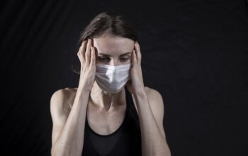 Laporan berita mendesak warga untuk mempertahankan kesehatan mereka secara bagus untuk menghambat flu, dan melaporkan jika banyaknya pasien