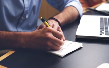 Makna dan arti mimpi melamar pekerjaan dipandang menjadi salah satunya pertanda sedang cemas, dan takut hadapi hari besok gagal.