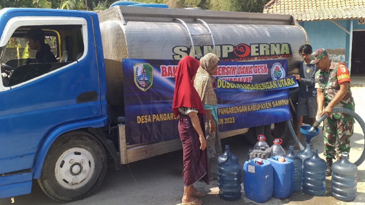 Pemdes Pangarengan Sampang Bantu Air Bersih ke Warga yang Alami Kekeringan