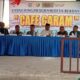 Kades Pangarengan Sampang Launching Cafe Garam IDPOST.CO.ID - Kepala Desa Pangarengan, Kecamatan Pangarengan, Kabupaten Sampang, launching cafe garam yang berlokasi disebelah barat Kantor Polsek Pangarengan, pada Jumatat (24/11/23). Acara Launching cafe garam itu dihadiri oleh pejabat Fungsional Bidang PUED DPMD Jawa Timur Fajar Hiendarto Iriadi, konsultan Desa Sigit Agus Purnomo. Kepala Desa Pangarengan Mochammad Aksan menyatakan, Cafe garam itu nantinya diharapkan tidak hanya menjadi tempat tongkrongan biasa, tetapi lebih dari itu yakni dengan menunjukkan ikon desa. "Cafe garam nanti tidak hanya sekedar menjadi tempat nongkrong melepas dahaga dan lapar saja, melainkan sebagai pusat tempat pengembangan edukasi garam," jelasnya. Menurutnya, Desa Pangarengan yang menjadi salah satu tempat memproduksi garam juga mempunyai produk turunan garam yang sudah lama di produksi oleh Pemberdayaan Kesejahteraan Keluarga (PKK) Desa Pangarengan. "Produk turunan garam itu seperti garam spa, bantal garam, dan terapi kesehatan dengan garam yang nantinya akan disiapkan di cafe garam," ucapnya. Ia optimis kalau cafe garam itu nantinya bisa menjadi pusat edukasi garam terbaik di skala regional, nasional, maupun internasional. Selain itu, Aksan kemudian melanjutkan. Desa Pangarengan mendapat predikat sebagai Desa mandiri dari Pemerintah Kabupaten Sampang, Kemudian Desa yang dibina itu mendapat bantuan keuangan khusus (BKK) dari Pemerintah Provinsi Jawa Timur untuk program desa berdaya. "Setelah dapat perhatian dari Pemda Kabupaten Sampang dan Pemprof Jatim kami mempunyai ide untuk membangun cafe garam dengan tujuan meningkatkan UMKM di Desa Pangarengan dengan harapan mampu meningkatkan pendapatan asli Desa (PAdes)," tandasnya. Saat Launching cafe garam dihadiri oleh Forum Pimpinan Kecamatan Pangarengan, Tokoh Ulama setempat, Tokoh Masyarakat dan semua paratur Desa.