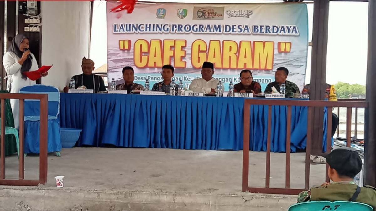 Kades Pangarengan Sampang Launching Cafe Garam IDPOST.CO.ID - Kepala Desa Pangarengan, Kecamatan Pangarengan, Kabupaten Sampang, launching cafe garam yang berlokasi disebelah barat Kantor Polsek Pangarengan, pada Jumatat (24/11/23). Acara Launching cafe garam itu dihadiri oleh pejabat Fungsional Bidang PUED DPMD Jawa Timur Fajar Hiendarto Iriadi, konsultan Desa Sigit Agus Purnomo. Kepala Desa Pangarengan Mochammad Aksan menyatakan, Cafe garam itu nantinya diharapkan tidak hanya menjadi tempat tongkrongan biasa, tetapi lebih dari itu yakni dengan menunjukkan ikon desa. "Cafe garam nanti tidak hanya sekedar menjadi tempat nongkrong melepas dahaga dan lapar saja, melainkan sebagai pusat tempat pengembangan edukasi garam," jelasnya. Menurutnya, Desa Pangarengan yang menjadi salah satu tempat memproduksi garam juga mempunyai produk turunan garam yang sudah lama di produksi oleh Pemberdayaan Kesejahteraan Keluarga (PKK) Desa Pangarengan. "Produk turunan garam itu seperti garam spa, bantal garam, dan terapi kesehatan dengan garam yang nantinya akan disiapkan di cafe garam," ucapnya. Ia optimis kalau cafe garam itu nantinya bisa menjadi pusat edukasi garam terbaik di skala regional, nasional, maupun internasional. Selain itu, Aksan kemudian melanjutkan. Desa Pangarengan mendapat predikat sebagai Desa mandiri dari Pemerintah Kabupaten Sampang, Kemudian Desa yang dibina itu mendapat bantuan keuangan khusus (BKK) dari Pemerintah Provinsi Jawa Timur untuk program desa berdaya. "Setelah dapat perhatian dari Pemda Kabupaten Sampang dan Pemprof Jatim kami mempunyai ide untuk membangun cafe garam dengan tujuan meningkatkan UMKM di Desa Pangarengan dengan harapan mampu meningkatkan pendapatan asli Desa (PAdes)," tandasnya. Saat Launching cafe garam dihadiri oleh Forum Pimpinan Kecamatan Pangarengan, Tokoh Ulama setempat, Tokoh Masyarakat dan semua paratur Desa.