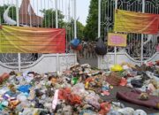 Tak Digubris Bupati Sidoarjo Massa Aksi Tumpuk Sampah di Depan Pendopo