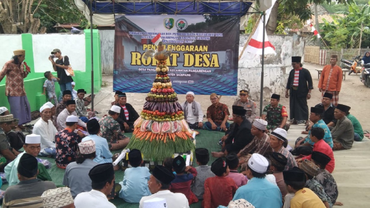 Sebagai Wujud Rasa Syukur, Kades Pangarengan Sampang Bersama Warga Gelar Rokat Desa