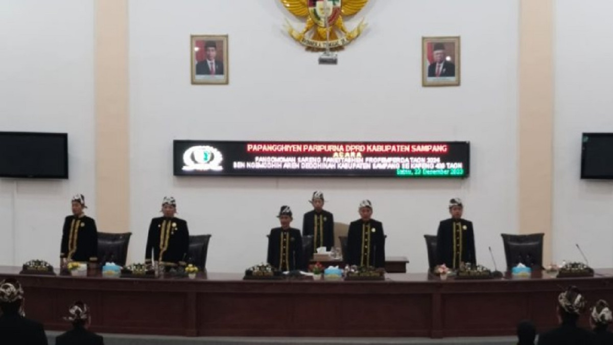 DPRD Sampang Gunakan Baju Adat dan Bahasa Manura Saat Rapat Paripurna