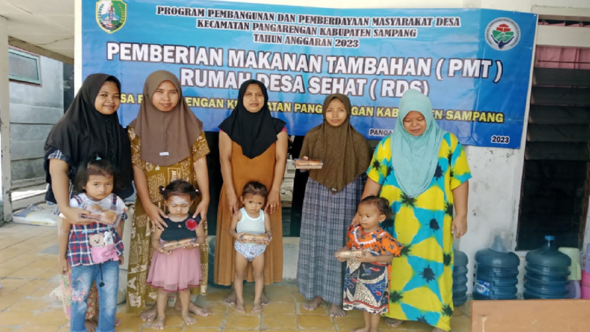 Pemdes Pangarengan Sampang Bersama Bidan Desa Laksanakan PMT