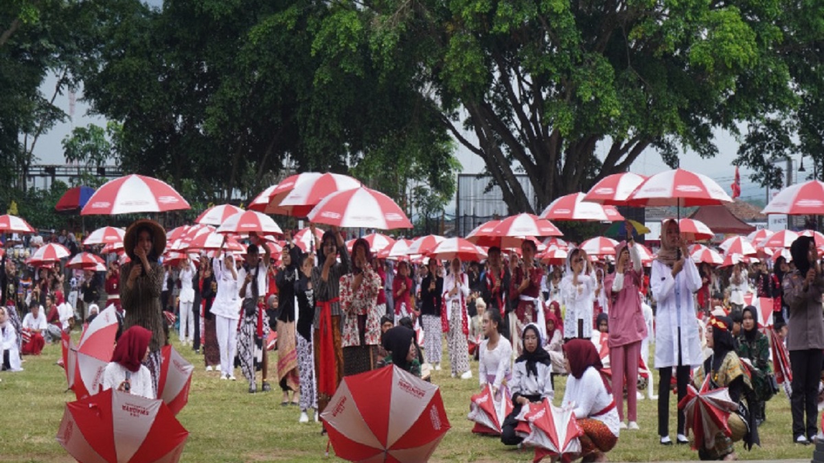 Puncak HUT SMK Swadaya Temanggung ke 40 Disemarakkan dengan Karnaval Tari Payung