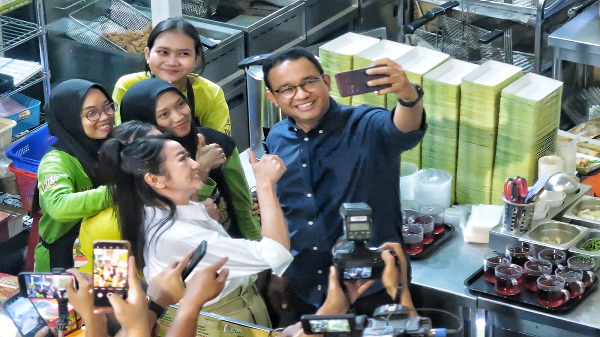 Capres Anies Baswedan Datangi Toko Lumpia di Semarang