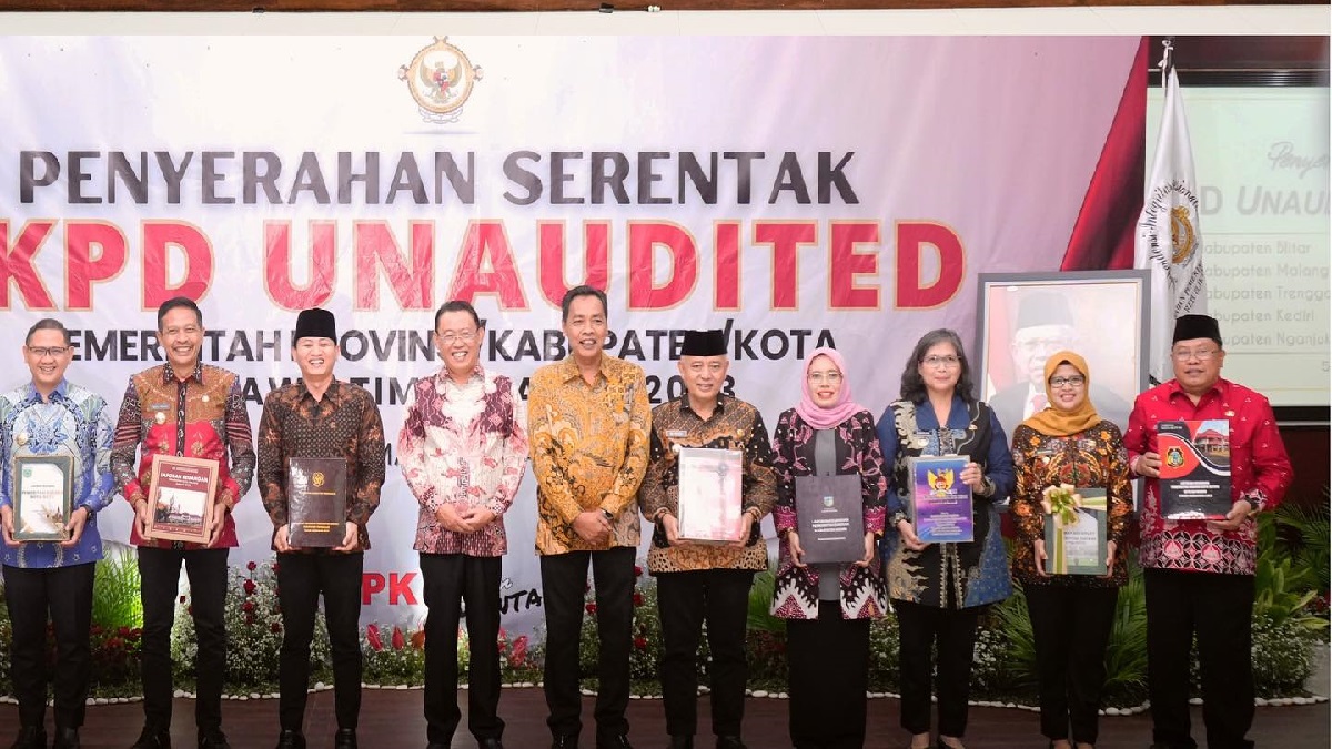 Transparansi Keuangan Daerah, Bupati Rini Serahkan LKPD 2023 ke BPK Perwakilan Jatim