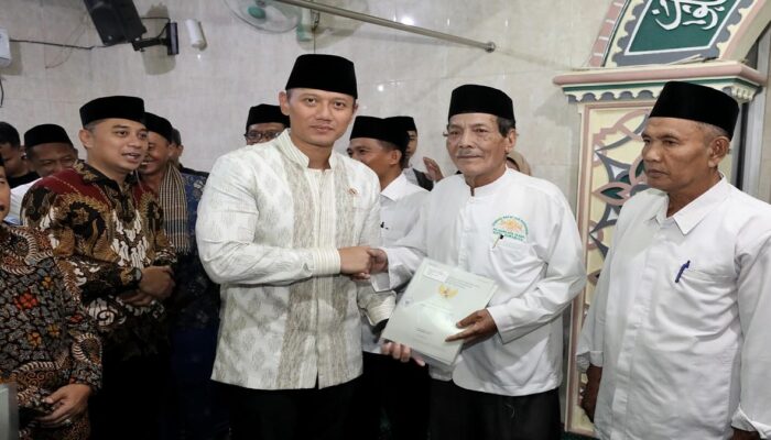 Menteri AHY Serahkan 11 Sertifikat Tanah Wakaf di Surabaya