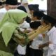Bupati Blitar dan Pj Gubernur Jatim Bagikan Santunan kepada 1.000 Anak Yatim