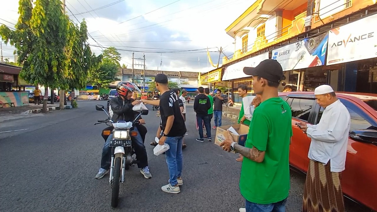 Bersama Berbagi di Bulan Suci, Ormas Joxzin Purworejo Bagikan Takjil di Plaza