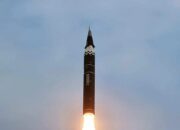 Kim Jong Un Pimpin Peluncuran Pertama Rudal Hwasong-16B Hipersonik Korea Utara