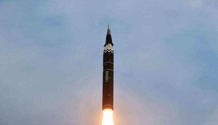 Kim Jong Un Pimpin Peluncuran Pertama Rudal Hwasong-16B Hipersonik Korea Utara