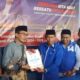 Kh. Kholilurrahman berkecamata ketika menyerahkan berkas pendaftaran dirinya sebagai calon Bupati Pamekasan pada Pilkada 2024 ke DPC Demokrat di Desa Patemon, Kecamatan Pamekasan, Kabupaten Pamekasan.