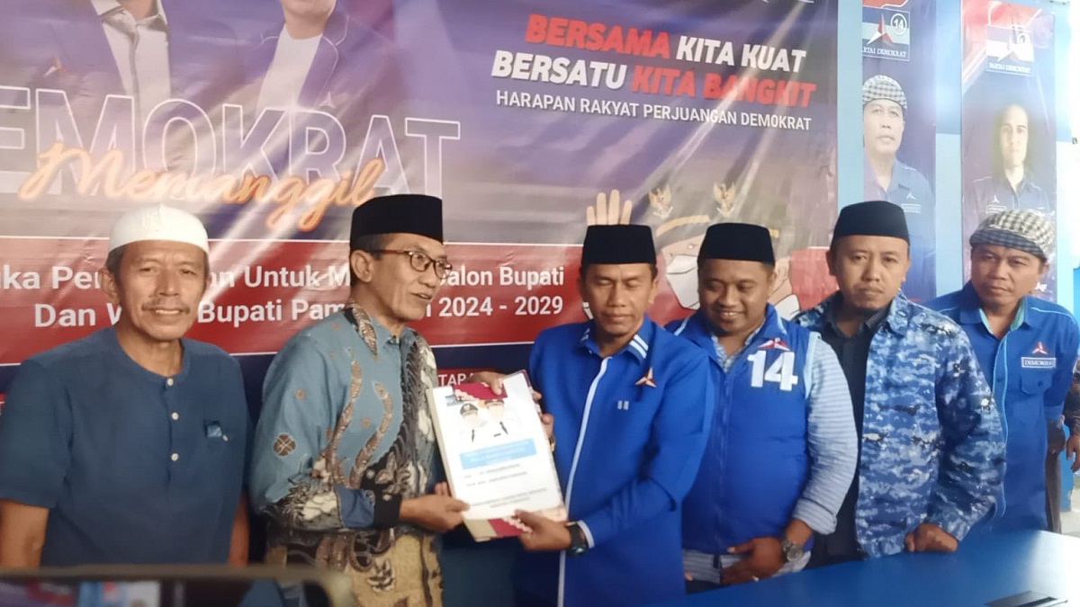 Kh. Kholilurrahman berkecamata ketika menyerahkan berkas pendaftaran dirinya sebagai calon Bupati Pamekasan pada Pilkada 2024 ke DPC Demokrat di Desa Patemon, Kecamatan Pamekasan, Kabupaten Pamekasan.