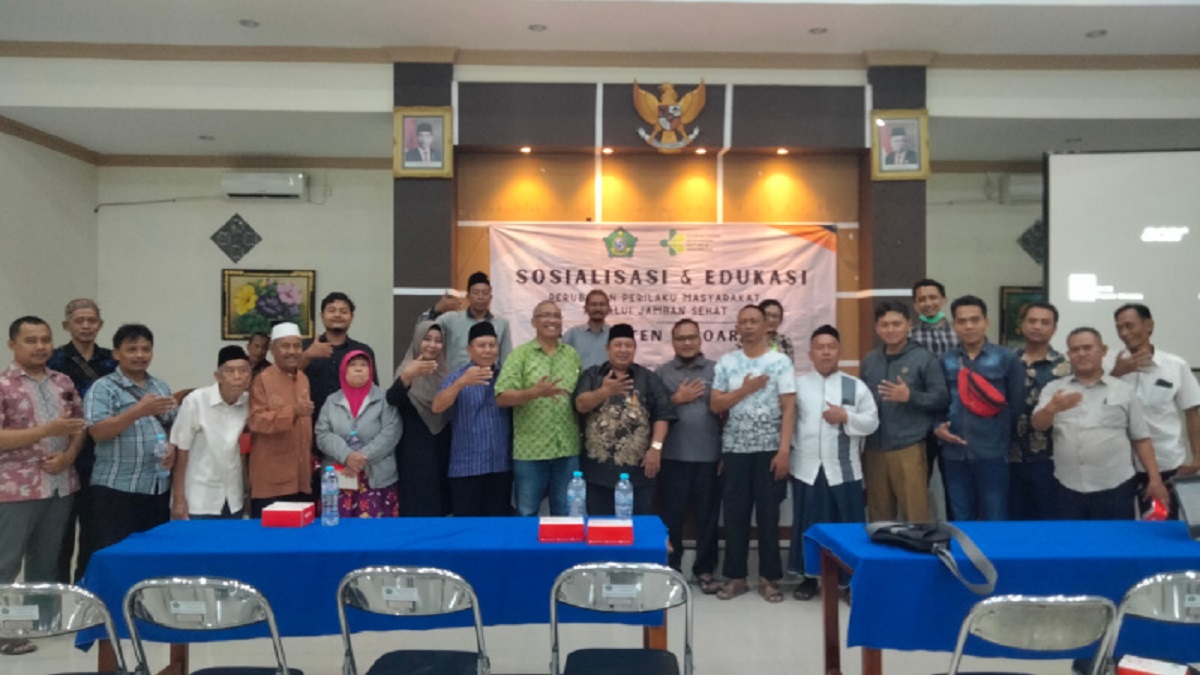 DR. Koen Irianto Uripan saat memberikan sosialisasi dan edukasi kepada masyarakat terkait prilaku hidup bersih dan sehat dengan tidak BABS dan mulai pemakaian jamban sehat di setiap rumah.