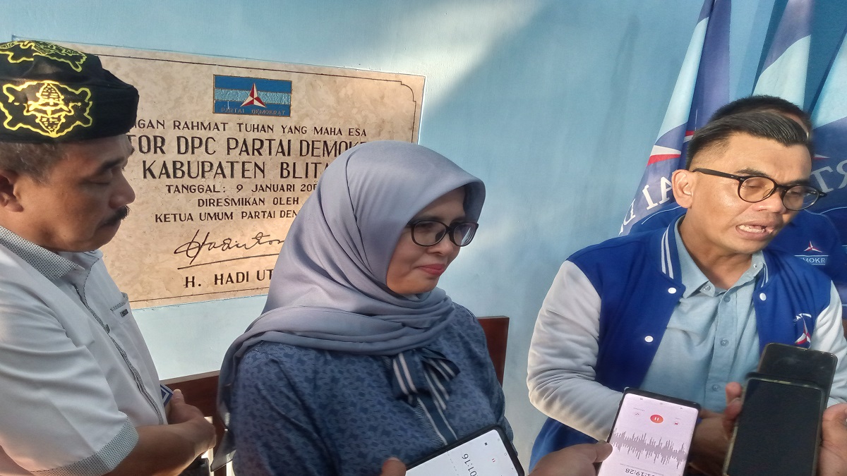 Kembalikan Formulir ke Demokrat Blitar: Mak Rini Lanjutkan