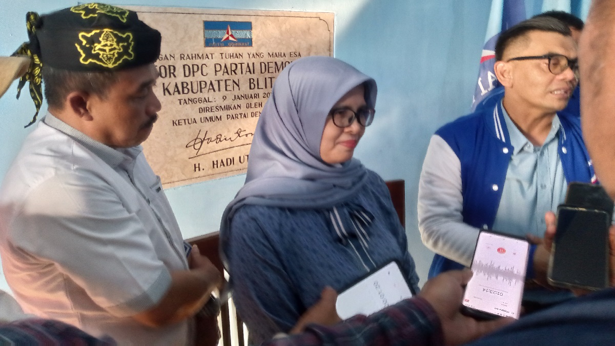 Mantap Maju Lagi di Pilkada Blitar, Mak Rini Kembalikan Formulir ke Demokrat