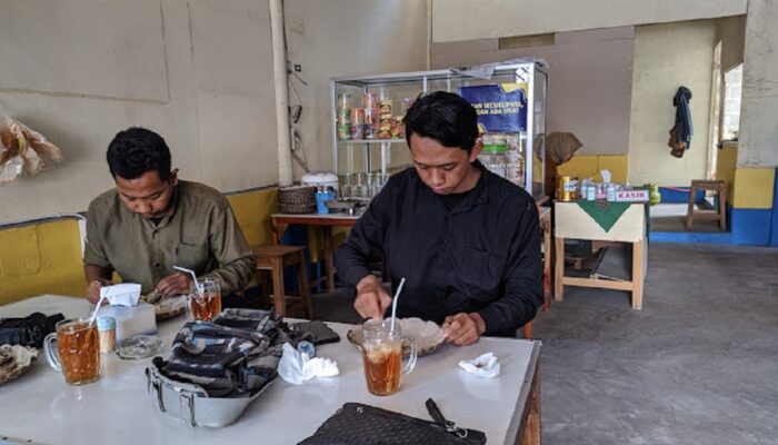 Warung Berkah Pinus Blitar, Makan Prasmanan Cuma Rp3 Ribu