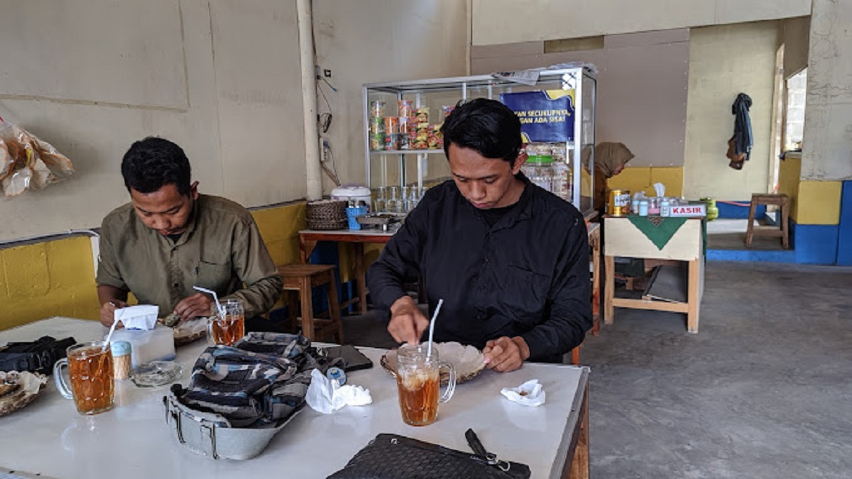 Warung Berkah Pinus Blitar, Makan Prasmanan Cuma Rp3 Ribu