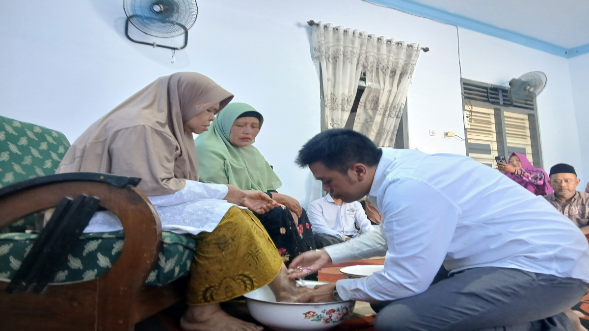 Siap Layani Masyarakat, Mas Ibin Sungkem Orang Tua Sebelum ke KPU Kota Blitar