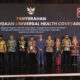 Penghargaan UHC Award 2024, diterima Kepala Dinas Kesehatan (Dinkes) Kota Surabaya Nanik Sukristina, mewakili Wali Kota Surabaya Eri Cahyadi di Krakatau Grand Ballroom TMII, Jakarta Timur, pada Kamis (8/8/2024).