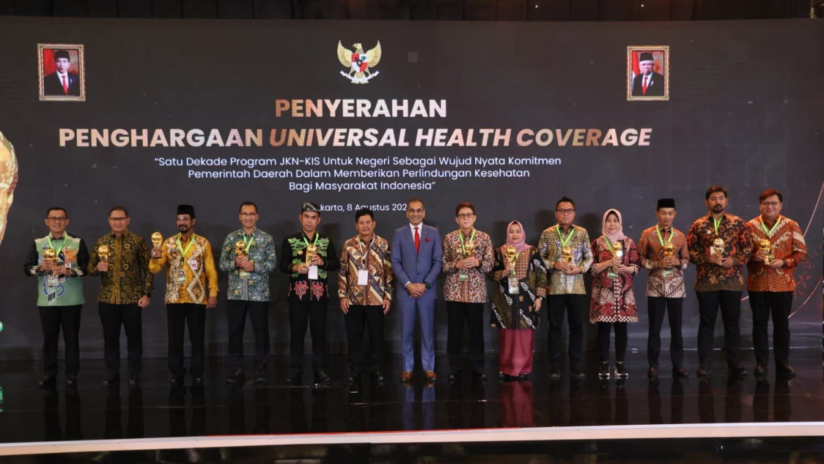 Penghargaan UHC Award 2024, diterima Kepala Dinas Kesehatan (Dinkes) Kota Surabaya Nanik Sukristina, mewakili Wali Kota Surabaya Eri Cahyadi di Krakatau Grand Ballroom TMII, Jakarta Timur, pada Kamis (8/8/2024).