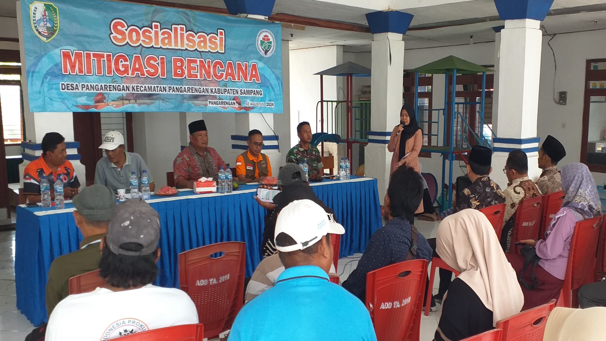 Kades Pangarengan Mochammad Aksan (tengah) pakai kopyah hitam berdampingan dengan Camat Pangarengan, BPBD Kab. Sampang ketika membuka kegiatan sosialisasi mitigasi bencana di balai Desa Pangarengan, pada Jum'at (02/08/2024).