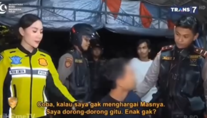 Paling Sopan, Polwan Putri Cikita Ganggu Orang Makan di Warung