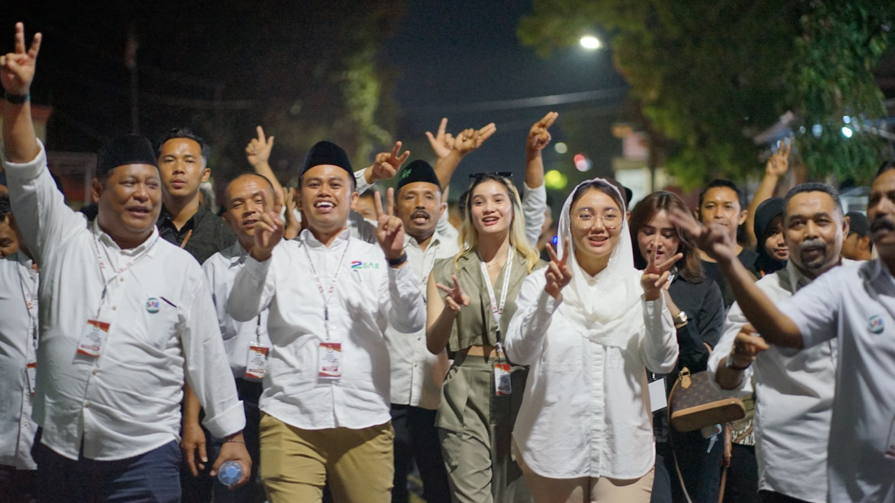 Ramah dan Merakyat, Mas Ibin dan Mbak Elim Jalan Kaki Bareng Relawan Setelah Debat