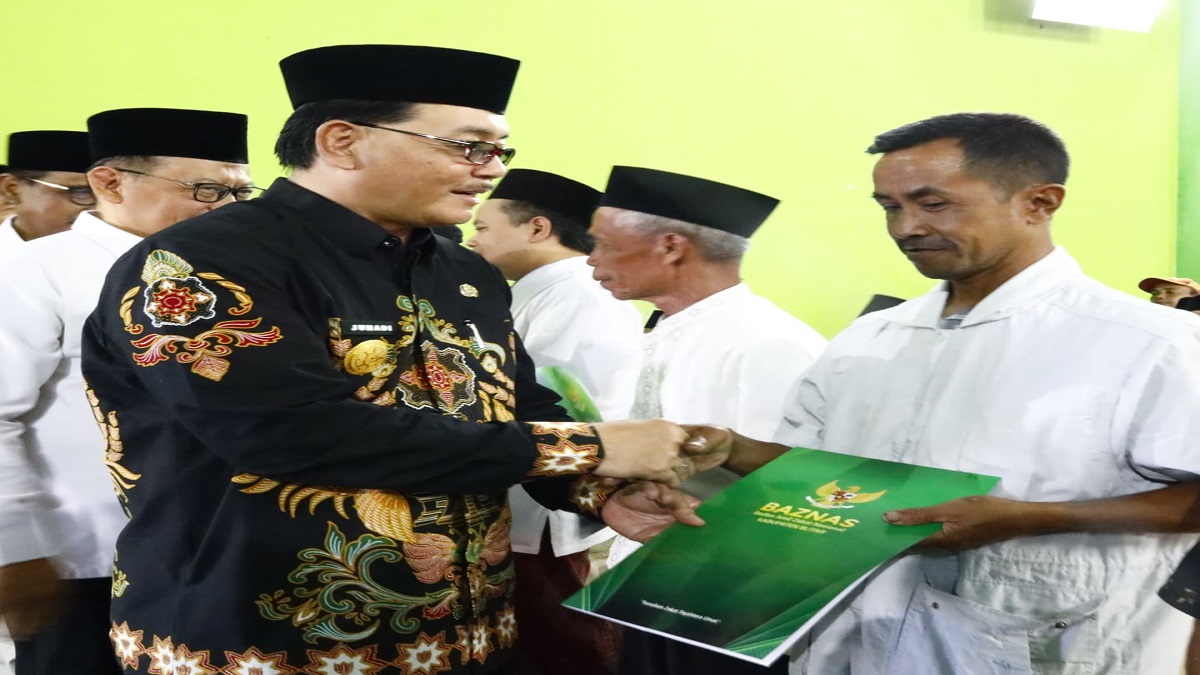 Pjs Bupati Blitar dan Baznas Salurkan Bantuan kepada Warga Srengat