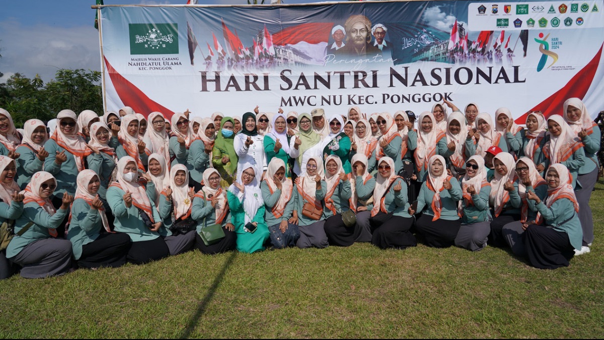 Mak Rini dan Ribuan Peserta Meriahkan Peringatan Hari Santri Nasional di Blitar