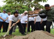 Pjs Bupati Blitar Jumadi Tanam Pohon, Wujudkan Lingkungan Asri dan Produktif di Pendopo