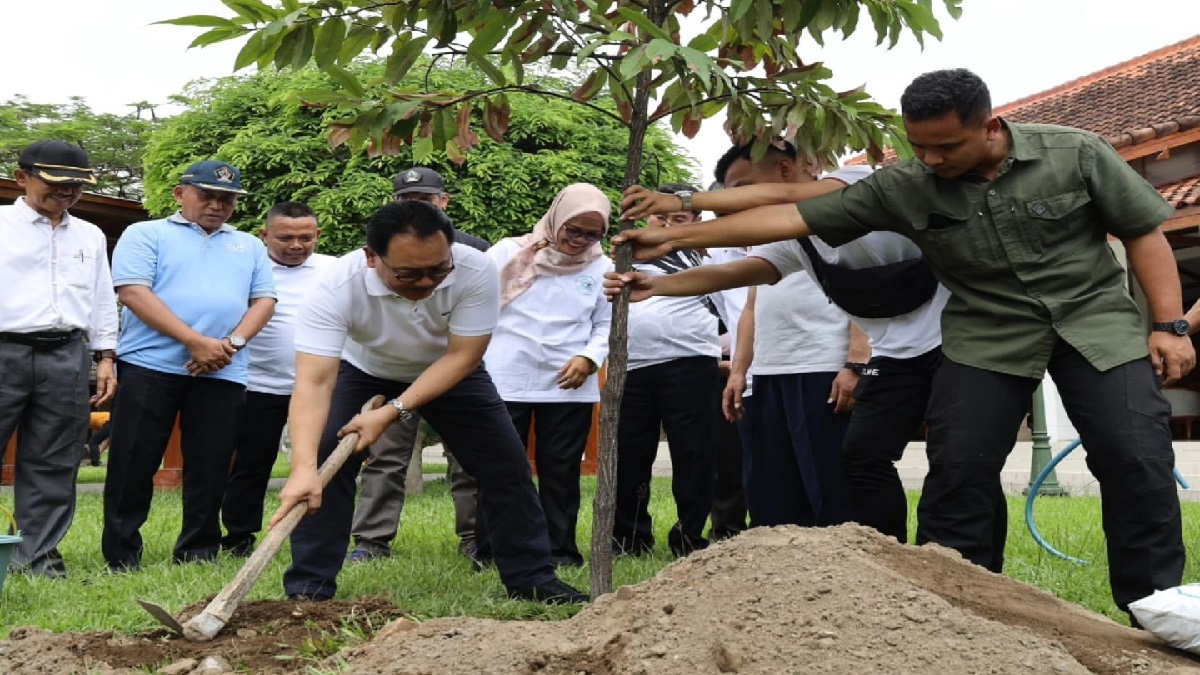 Pjs Bupati Blitar Jumadi Tanam Pohon, Wujudkan Lingkungan Asri dan Produktif di Pendopo