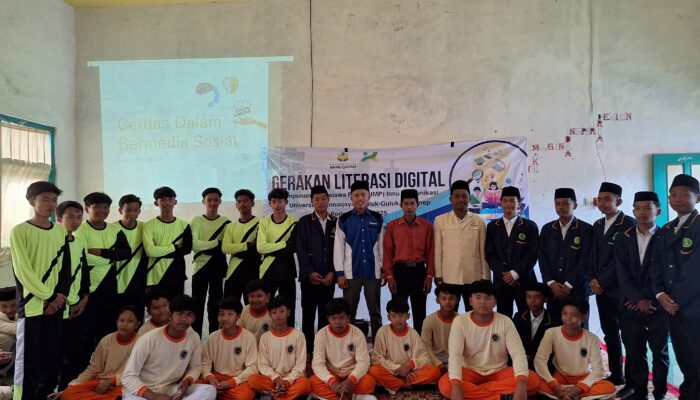 Edukasi Literasi Digital: Langkah Nyata Relawan TIK dan HMP UA di Sumenep