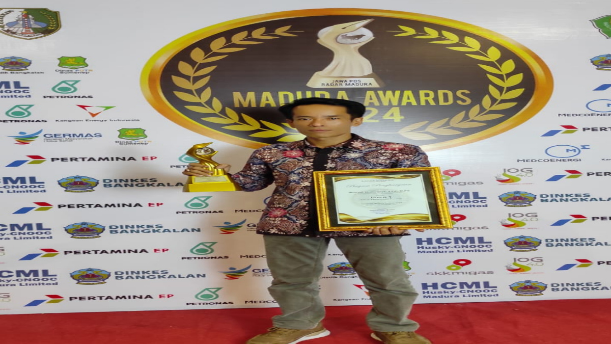 Kepala Cabang Dinas Pendidikan Provinsi Jawa Timur Wilayah Kabupaten Sampang, Madura, Mas’udi Hadiwijaya ketika menerima penghargaan sebagai tokoh pendidikan favorit.