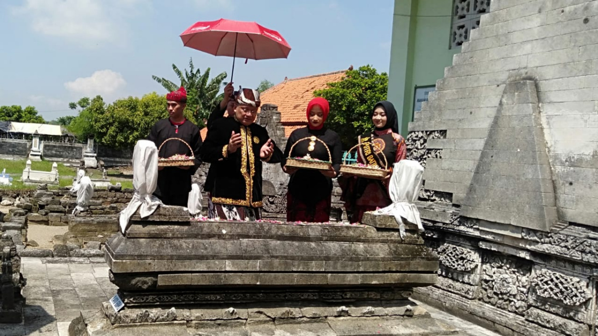 Pj Bupati Sampang Rudy Arifianto melakukan tabur bunga ke makam ratu Ibu di Kelurahan Polagan, Sampang, Madura, Jatim, pada Senin (23/12/2024).