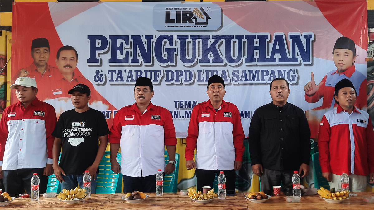 Bupati DPD Lira Kab. Sampang Mahrus Ali (paling kanan) berdiri berjejer dengan pembina DPD Lira sampang, Gubernur DPW lira jatim, dan Bupati DPD Lira Kabupaten Pamekasan dan Bangkalan.