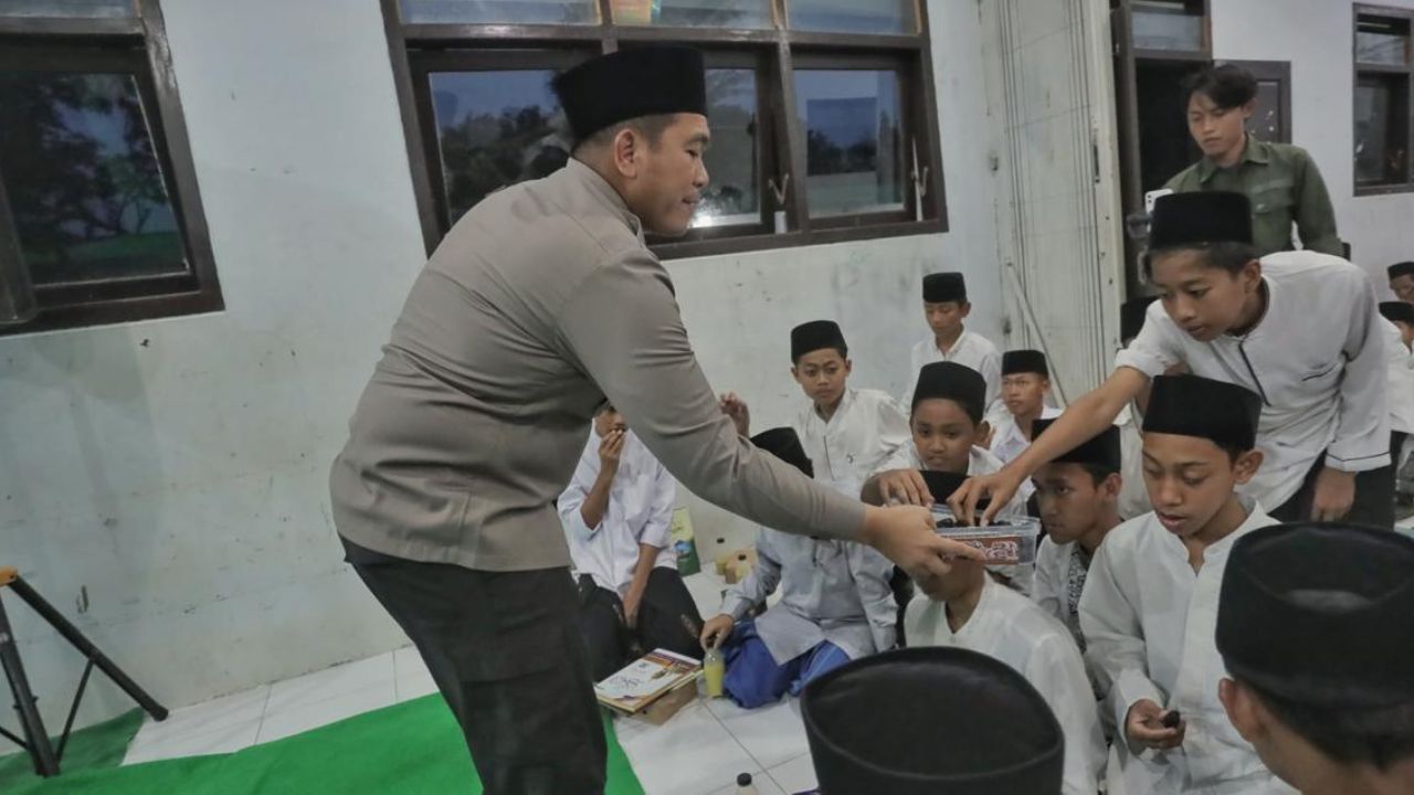 Ramadhan Berkah: Kapolres Blitar Buber dengan Santri Pondok Pesantren Al Falah Jeblog