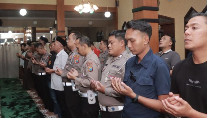 Polres Blitar Sholat Ghaib untuk Anggota Polri yang Gugur