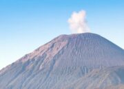 Empat Kali Erupsi dalam Sehari, Gunung Semeru Tingkatkan Status Waspada