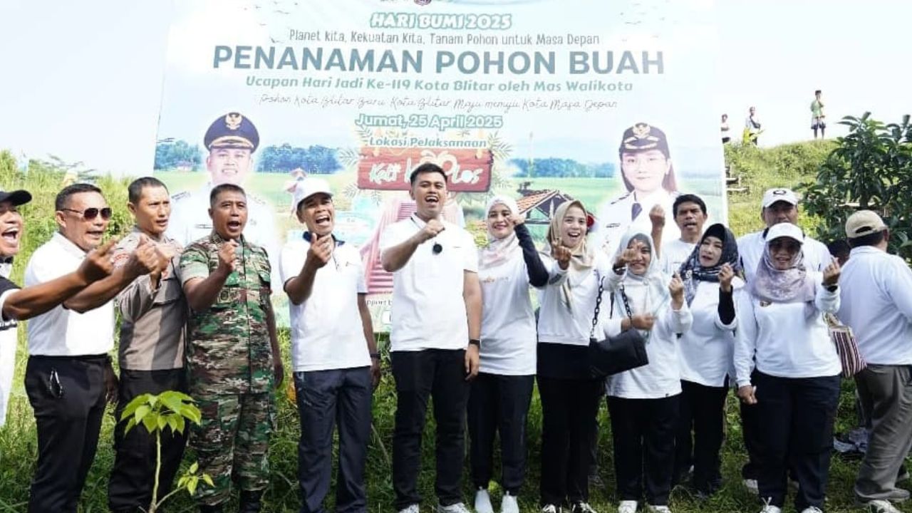 Semarak Hari Jadi ke-119 Kota Blitar, Mas Ibin Pimpin Penanaman Pohon Buah di Kali Karplos
