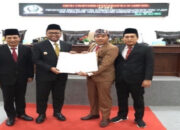 Pimpinan DPRD Sampang bersama Wakil Bupati Sampang H. Ahmad Mahfudz didampingi Sekdakab menunjukkan hasil persetujuan bersama dua raperda di dalam gedung graha DPRD Sampang.
