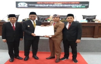 Pimpinan DPRD Sampang bersama Wakil Bupati Sampang H. Ahmad Mahfudz didampingi Sekdakab menunjukkan hasil persetujuan bersama dua raperda di dalam gedung graha DPRD Sampang.